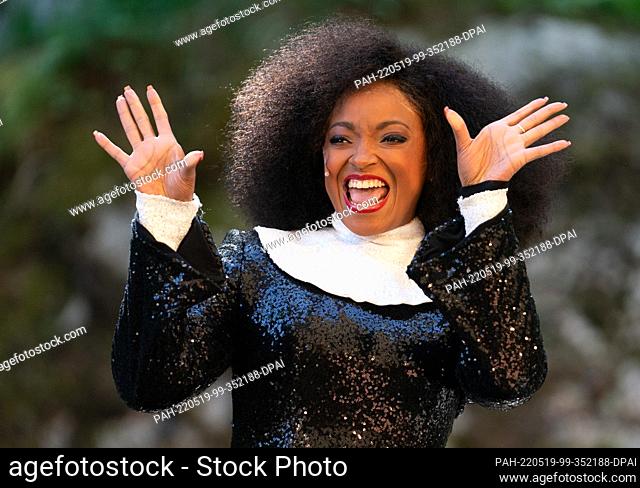 19 May 2022, Bavaria, Wunsiedel: Actress and singer Zodwa Selele sings her role as Deloris in the musical ""Sister Act"" at a press conference of the Luisenburg...