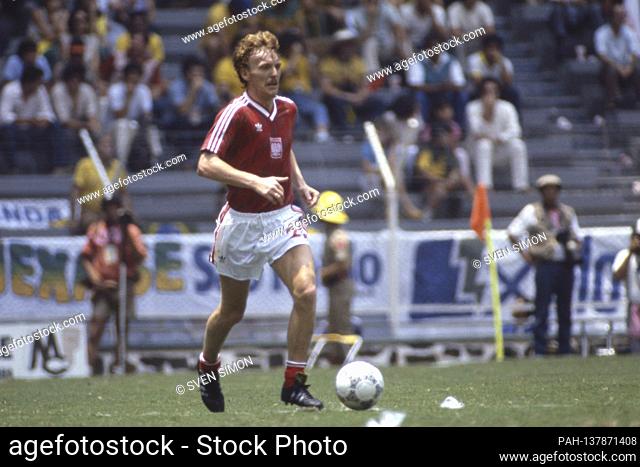 Zbigniew Boniek, Poland, POL, single action with ball, undated picture, at the Soccer World Cup 1986 in Mexico, usage worldwide. - Monterrey/Mexiko
