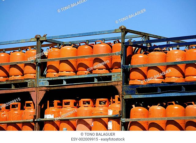 Botellas, bombonas de gas butano color Naranja. Orange Gas Racks