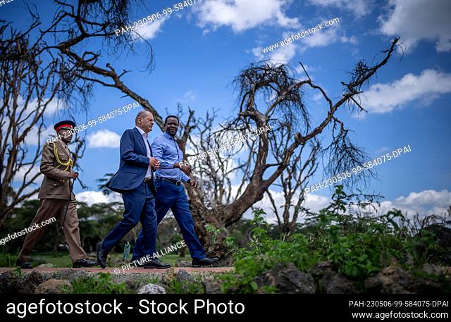 06 May 2023, Kenya, Olkaria: German Chancellor Olaf Scholz (SPD), has the ecological and economic changes explained to him by hydrologist Luke Olang (M) at Sopa...
