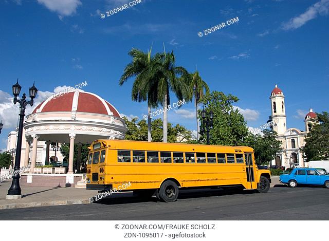 Kuba, Karibik, Cienfuegos, UNESCO Weltkulturerbe, am Parque Jose Marti, Bus, Pavillon Glorieta und Kathedrale