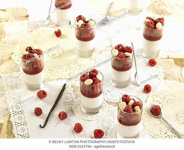 leche de almendras con jarabe de frambuesas, frambuesas y almendras / almond milk with raspberry syrup, raspberries and almonds
