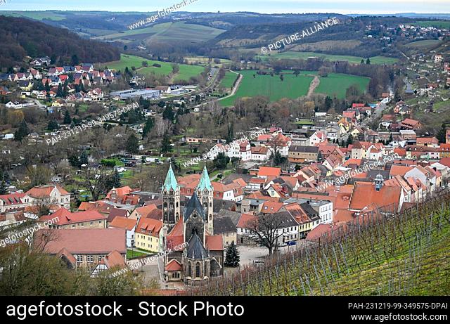 19 December 2023, Saxony-Anhalt, Freyburg: Vineyards stretch out in front of St. Marien church. According to the German Weather Service