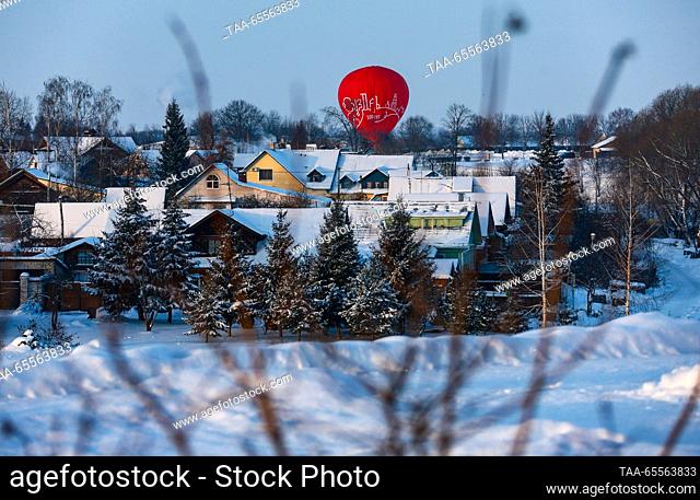 RUSSIA, VLADIMIR REGION - DECEMBER 8, 2023: A view of a hot-air balloon in the town of Suzdal on a frosty winter day. According to Russia's weather forecasting...