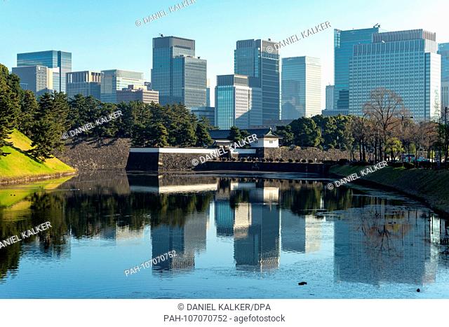 Japan: The Imperial Palace in front of Tokyo skyline..Photo from 23. December 2017. | usage worldwide. - Tokio/Kanto/Japan