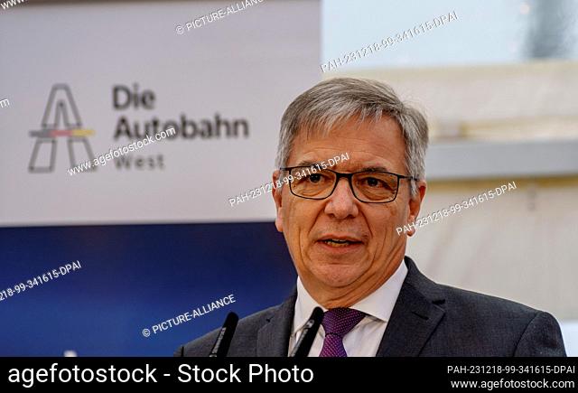 18 December 2023, Hesse, Wiesbaden: Gert-Uwe Mende (SPD), Lord Mayor of Wiesbaden, speaks to guests before the symbolic opening of the southern section of the...