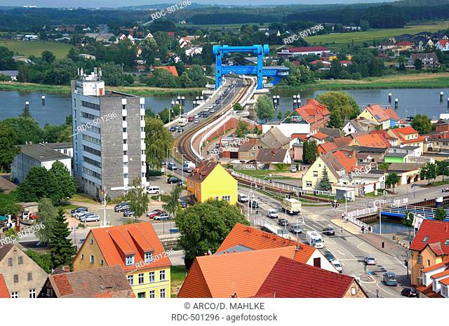 Stadtzentrum mit Peenestrom und Klappbruecke, Wolgast, Mecklenburg-Vorpommern, Deutschland