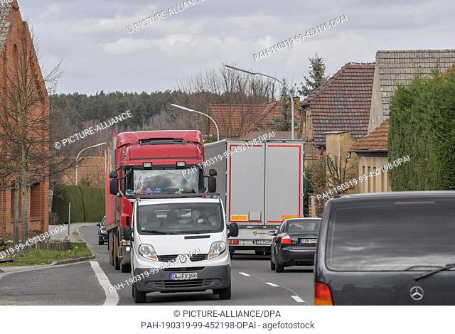 19 March 2019, Brandenburg, Klein Oßnig: Despite a ban on transit traffic by lorries on the closed Bundesstraße 169, lorries with foreign license plates pass...