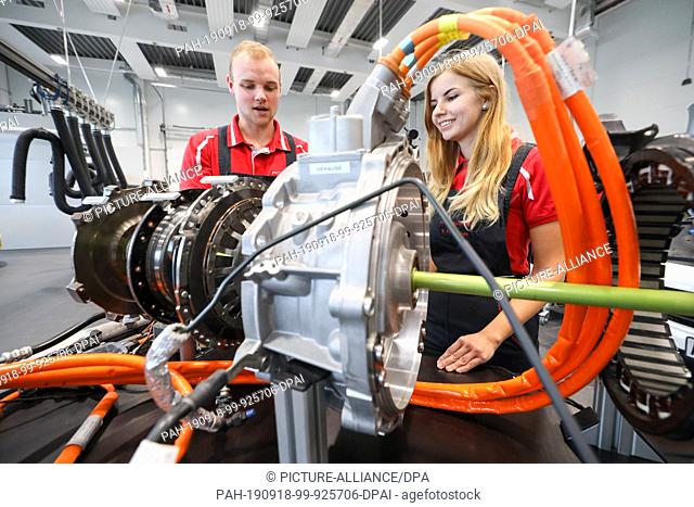 09 September 2019, Saxony, Leipzig: Rick Pitzing and Victoria Ramesmayer, apprentices in their second year of training, are working on how a hybrid drive works...
