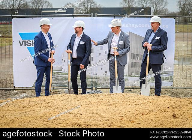20 March 2023, Schleswig-Holstein, Itzehoe: Ralf Hoppe (l-r), Mayor of the City of Itzehoe, Tilo Bormann, Head of Wafer Production Vishay Siliconix Transistor...