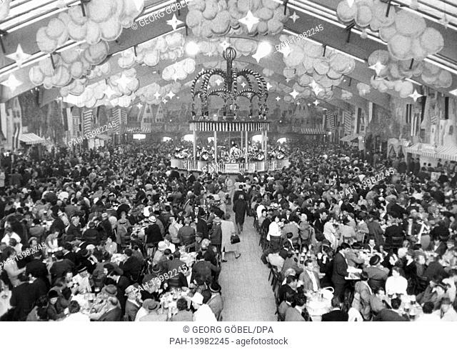View of the Hackerbräu marquee on Theresienwiese shortly after the opening of the Oktoberfest (22.09.1962). Foto: Georg Göbel +++(c) dpa - Report+++ | usage...