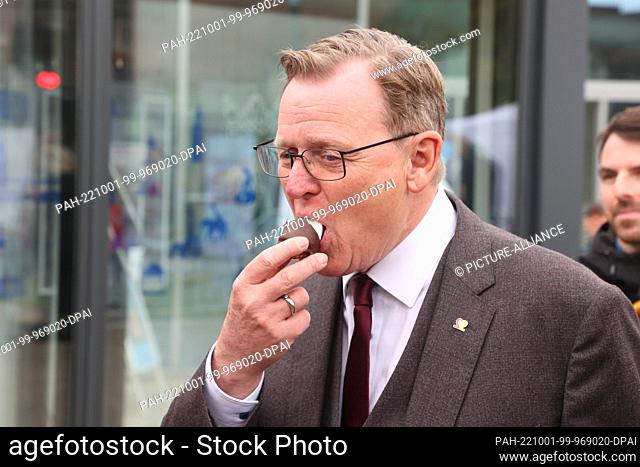 01 October 2022, Thuringia, Erfurt: Bodo Ramelow (Die Linke), Prime Minister of Thuringia, bites into a chocolate marshmallow at the stand of the state of Hesse...