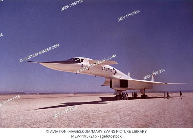USAF North American Xb-70A Valkyrie Parked on the Dry Lake-Bed Runway at Edwards Afb after Landiing