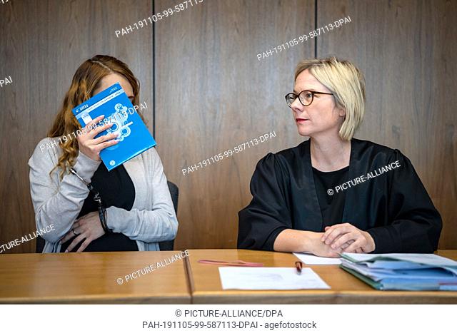 05 November 2019, Lower Saxony, Hildesheim: The defendant (l) sits in the courtroom before the trial with her lawyer Julia Kusztelak