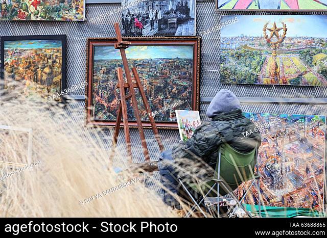 RUSSIA, MOSCOW - OCTOBER 22, 2023: A street artist is at work on Krymskaya Embankment. Sofya Sandurskaya/TASS