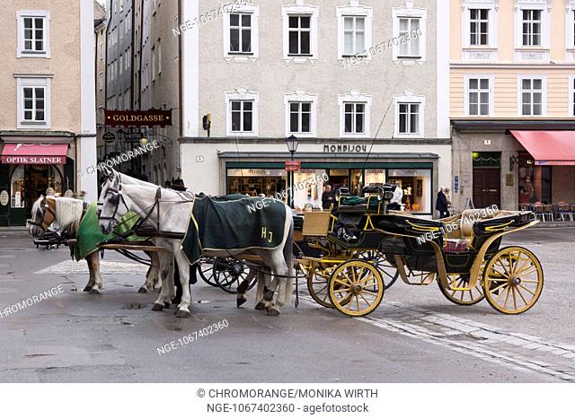 Fiacre, horse-drawn carriage on the Residenzplatz square, Salzburg, UNESCO World Heritage Site, Salzburger Land, Austria, Europe