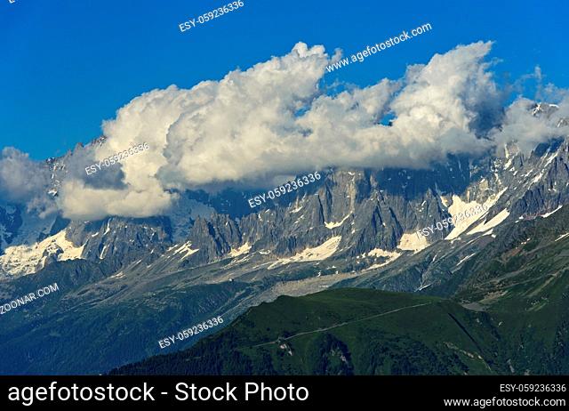 Kumuluswolken über den Felsnadeln Aiguilles de Chamonix, Mont-Blanc-Massiv, Chamonix, Hochsavoyen, Frankreich / Cumulus clouds above the rock needles Aiguilles...