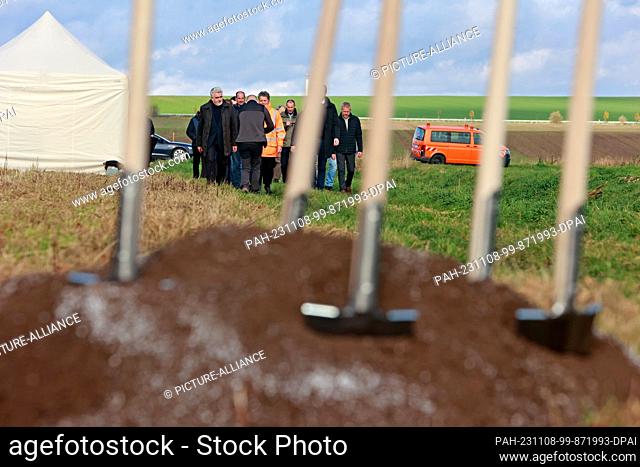 08 November 2023, Saxony-Anhalt, Ohrsleben: Planting spades on the Green Belt near Ohrsleben. Environment Minister Willingmann and Infrastructure Minister...