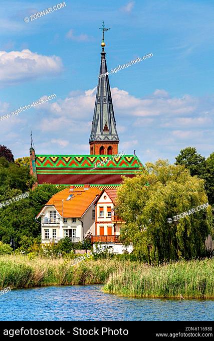 schönes Kirchendach der Kirche in Geltow am Schwielowsee in Brandenburg