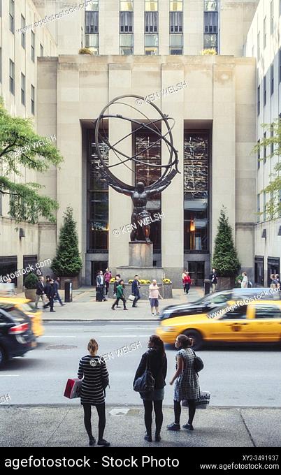 Atlas statue, Rockefeller Center, Fifth Avenue, New York, New York State, United States of America. The Art Deco statue is the work of German-born American...
