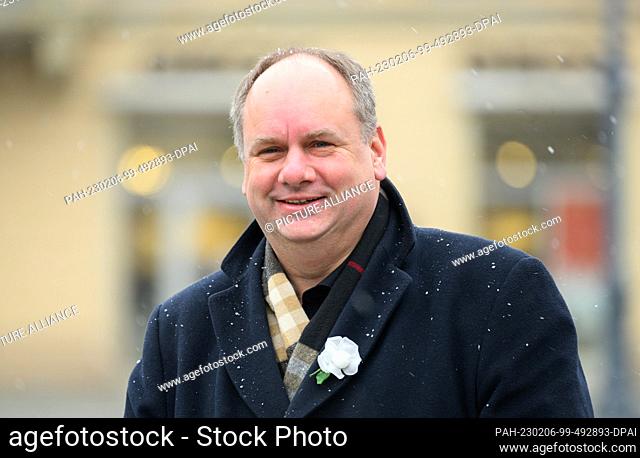 06 February 2023, Saxony, Dresden: Dirk Hilbert (FDP), Lord Mayor of Dresden, stands in front of the Frauenkirche on Neumarkt square before the start of the...