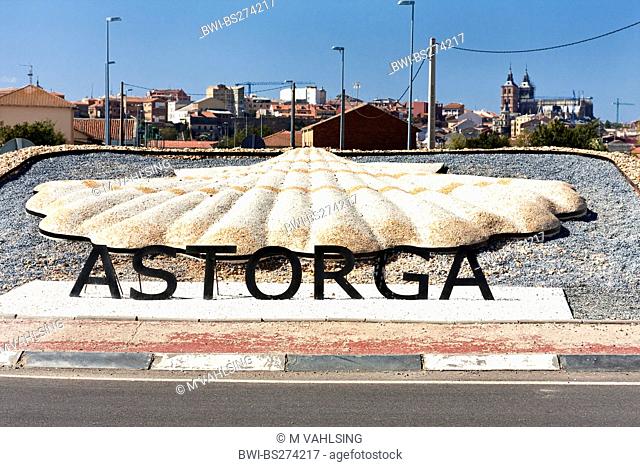 giant sculpture of a pilgrim's shell at the entrance to the town, Spain, Kastilien und Len, Astorga