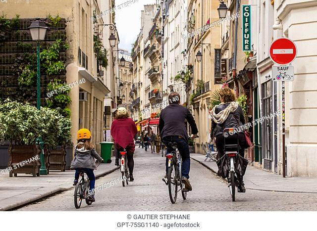 FAMILY ON BICYCLES IN THE PEDESTRIAN ZONE OF THE RUE DE TIQUETONNE, PARIS 2ND ARRONDISSEMENT