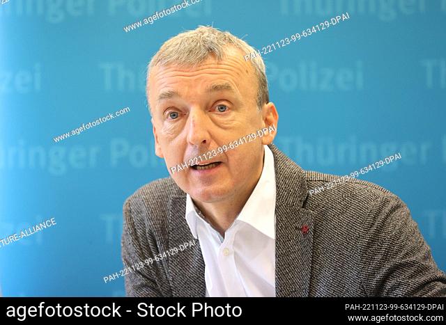23 November 2022, Thuringia, Gera: Michael Zimmermann, criminal director and head of the criminal investigation department speaks at a police press conference