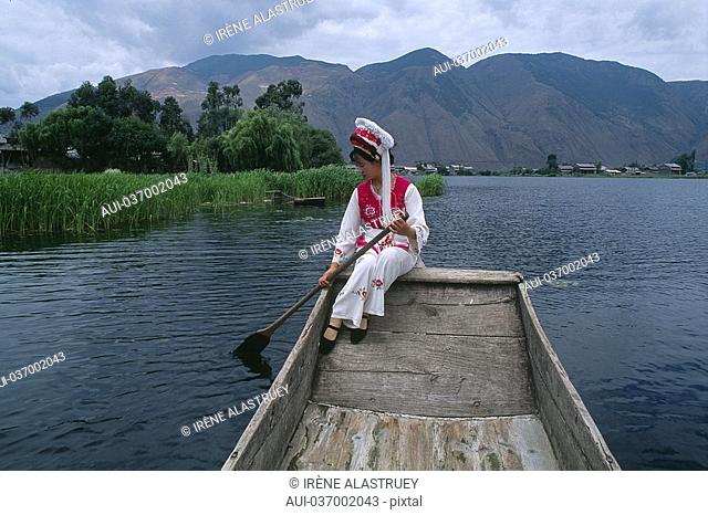 China - Yunnan - Dali - Western Lake - Young Bai Girl