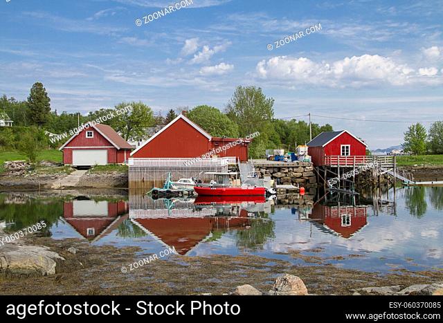 Bootshütten und kleiner Fischerhafen am Nordsaltenfjord in der Nähe der Kommune von Eidshaug