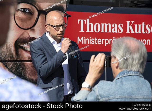 the local constituency candidate Christian OBROK, in conversation with citizens, in Kirchlengern/Stift Quernheim on April 20th, 2022