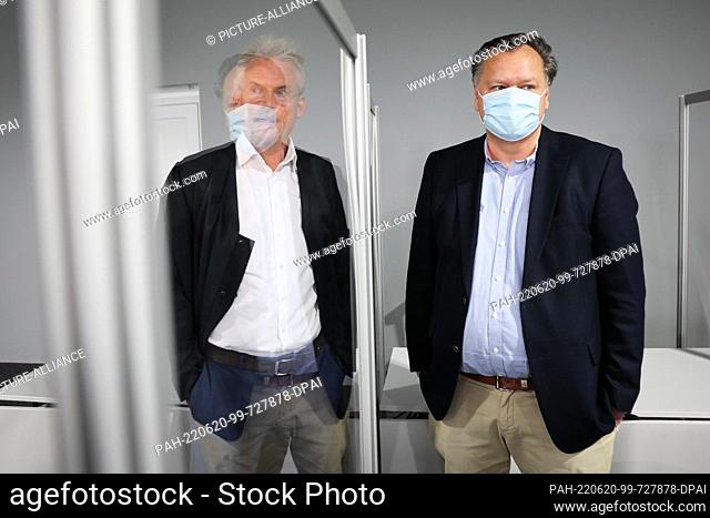 20 June 2022, Schleswig-Holstein, Lübeck: The defendant (r) and his lawyer Michael Gubitz talk before the start of the trial day in a branch of the Lübeck...