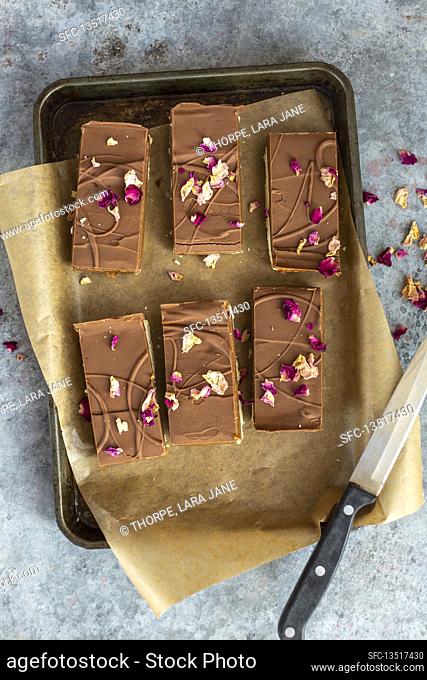 Millionaire'S shortbread with caramel, chocolate and dried rose petals