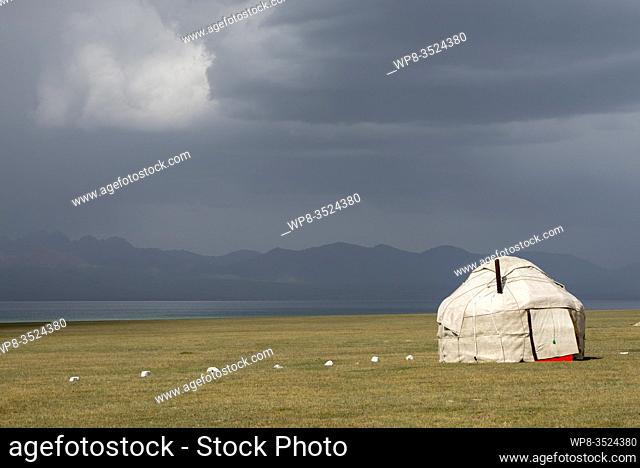 Le lac de Song Kol, campements de yourte des nomades Kirghiz/ Kyrgyzstan, Naryn province, Song Kol lake, Kirghiz nomad's yurt camp