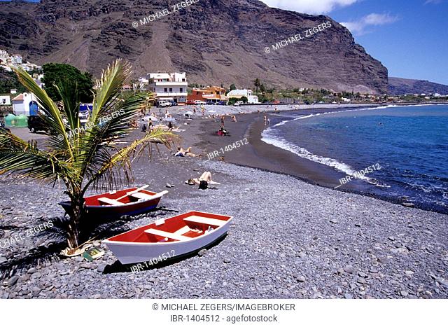 Palm and fishing boats on the beach, La Playa, Playa del Valle Gran Rey, La Gomera, Canary Islands, Spain, Europe