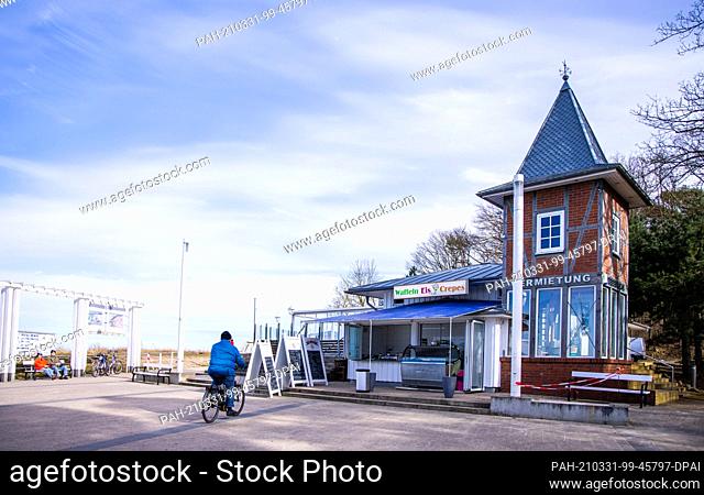 22 March 2021, Mecklenburg-Western Pomerania, Koserow: A closed room rental for holidaymakers near the pier on the Baltic Sea island of Usedom
