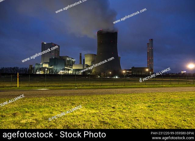 20 December 2023, North Rhine-Westphalia, Niederaußem: Steam rises into the morning sky from RWE Power AG's Niederaussem power plant