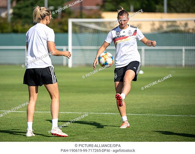 19 June 2019, France (France), Grenoble: Football, women: WM, national team, Germany, training: Lena Goeßling (l) plays warmly with Alexandra Popp