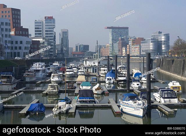 Boats in harbour, high-rise Colorium, motorboats, building by Frank Gehry, Media Harbour, Düsseldorf, North Rhine-Westphalia, Germany, Europe