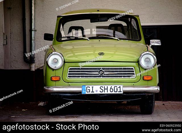 Gießen, Deutschland - September 30, 2017: Die Frontansicht auf ein altes Oldtimer Auto der Marke Trabant auf einem Parkplatz am 30