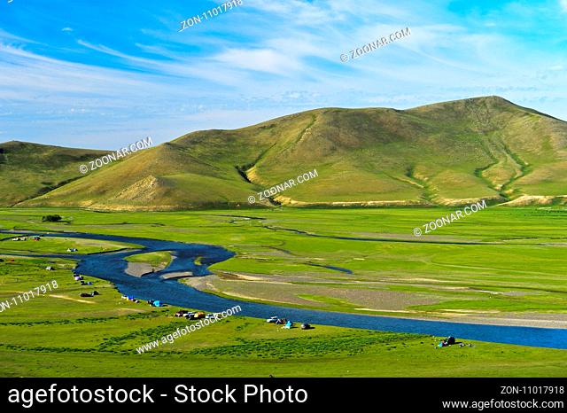Zelte im Grasland am Orchon Fluss, UNESCO Welterbe-Kulturlandschaft Orchon-Tal, Mongolei / Tents in the river bed landscape of the Orkhon river