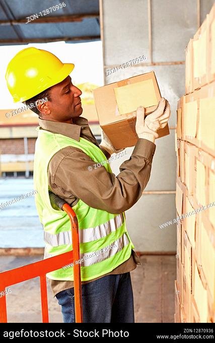 Logistik Arbeiter im Onlinehandel Versand bereitet Paket für die Lieferung vor