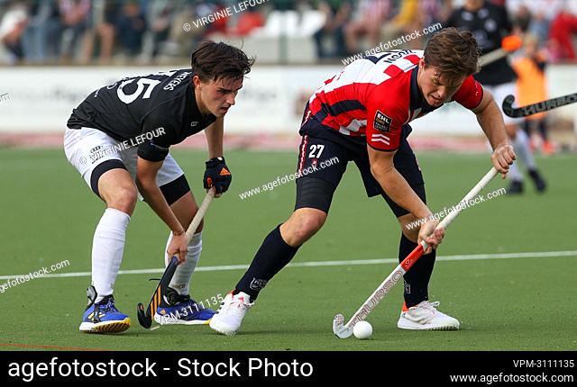Racing's Mathieu Weyers and Leopold's Tom Boon fight for the ball during a hockey game between Royal Leopold Club and Royal Racing Club de Bruxelles
