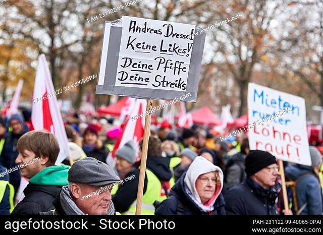 22 November 2023, Hamburg: A participant at the kick-off rally at the trade union building at Besenbinderhof holds a sign with the inscription ""Andreas Dressel...