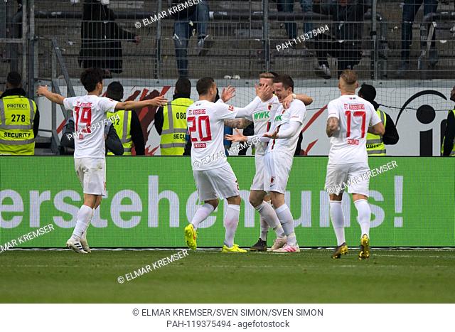 The Augsburg players and goalkeeper Michael GREGORITSCH (2nd right to left, A) cheer on the goal to 3-1 for FC Augsburg, jubilation, cheer, cheering, joy