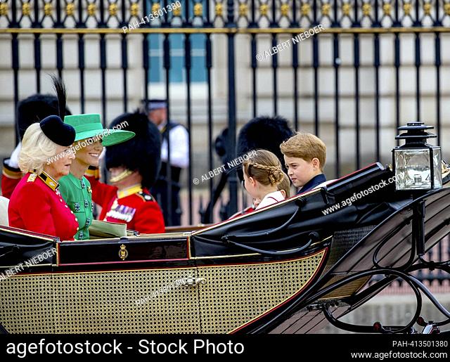 La reina Camilla, Catalina, Princesa de Gales el príncipe George de Gales y la princesa Charlotte de Gales y el príncipe Louis de Gales sale en el palacio de...