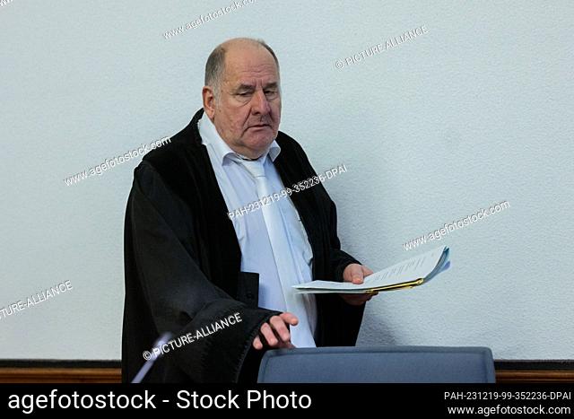 PRODUCTION - 19 December 2023, North Rhine-Westphalia, Dortmund: Presiding judge Thomas Kelm enters the courtroom of the district court