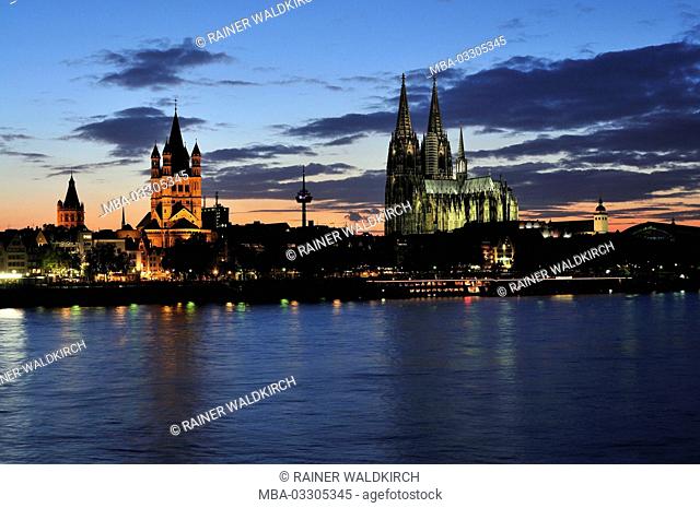 Germany, North Rhine-Westphalia, Cologne, city, Rhine match, Groß Sankt Martin and cathedral, dusk