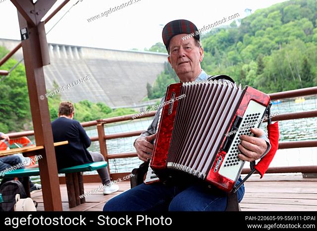 05 June 2022, Saxony-Anhalt, Harz: Solo entertainer Siegfried Brix plays accordion on a raft. On the Whitsun weekend, the tourist destinations in the Harz...