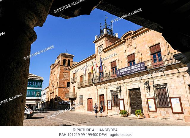 26 September 2019, Spain, Almagro: The market place Plaza Mayor with the town hall. The square was redesigned in the 16th century